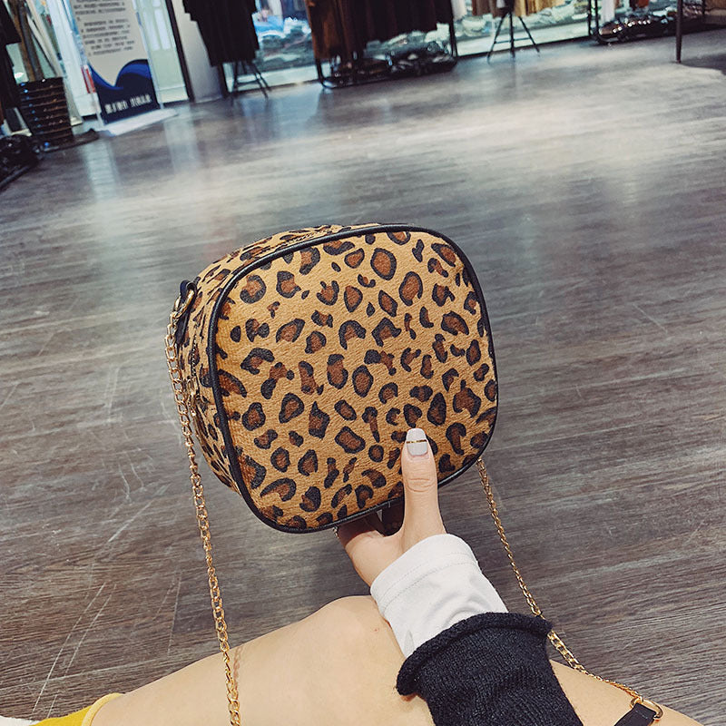 Versatile leopard print shoulder bag